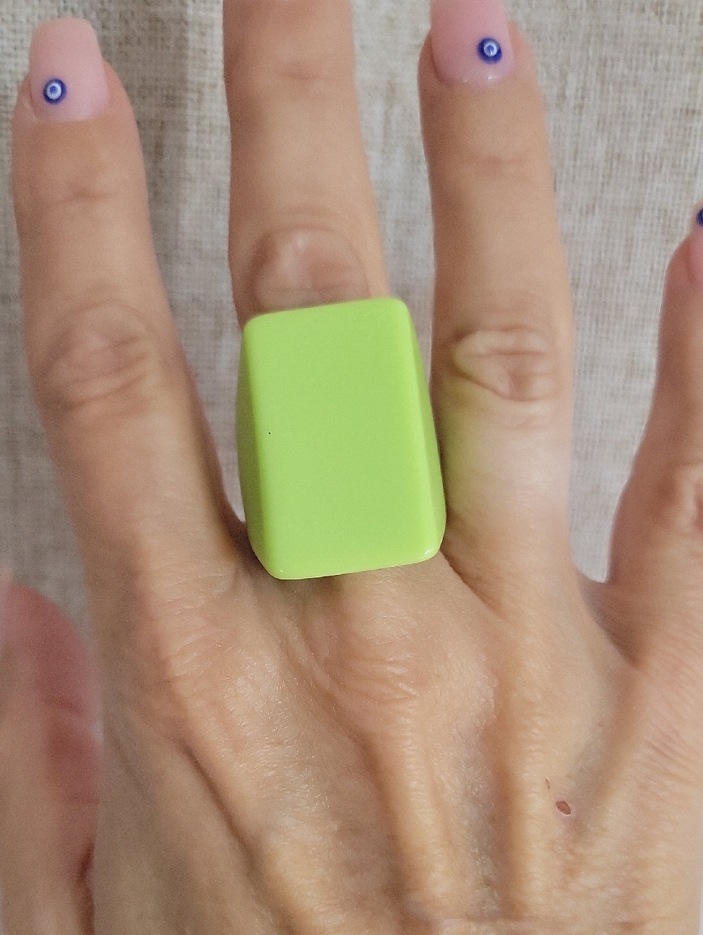 LIME GREEN BOLD STATEMENT RING - Picture 4 of 7